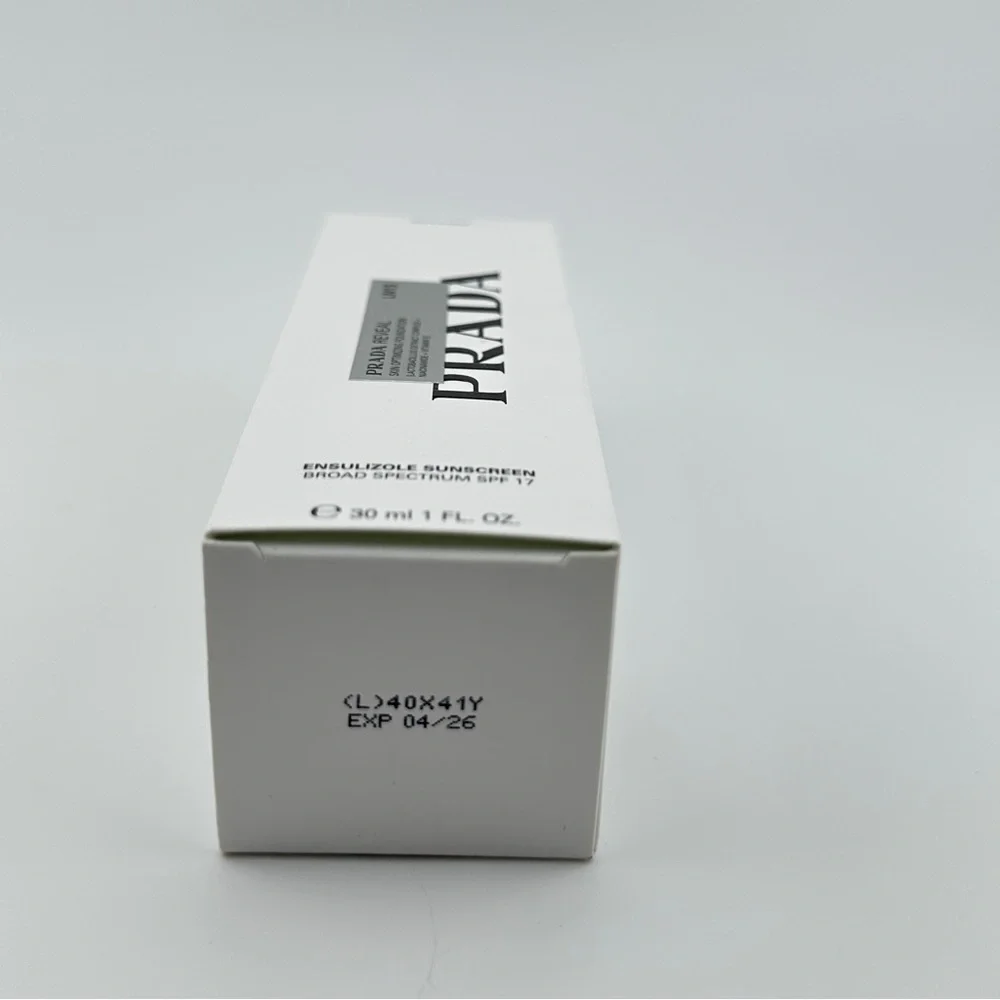 🆕 PRADA - Reveal Skin-Optimizing Refillable Soft Matte Foundation in LN15